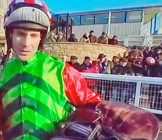 Danny Cook successful on Definitly Red at Kelso, ahead of Grand National tilt.