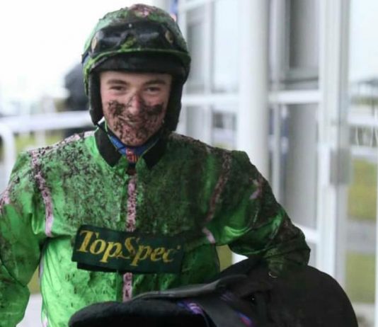 Tom Midgley rides Liffeydale Dreamer (5.35) Kelso.