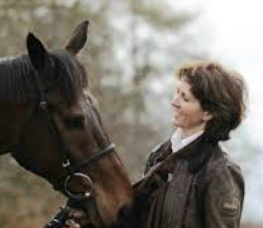 Venetia Williams saddles Fuji Flight (4.12) Bet Victor Handicap Chase.