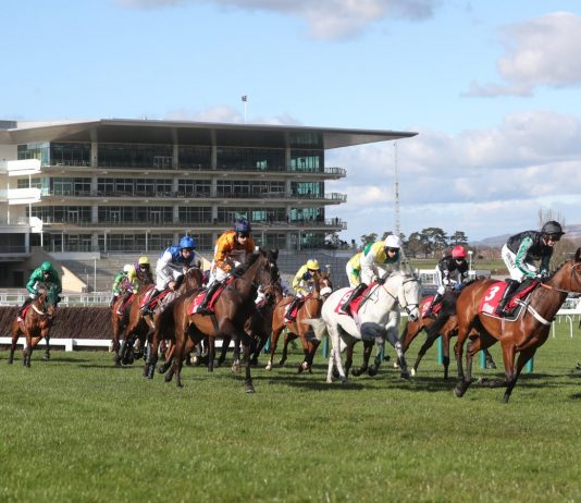 Porlock Bay got a photo-finish verdict over Billaway