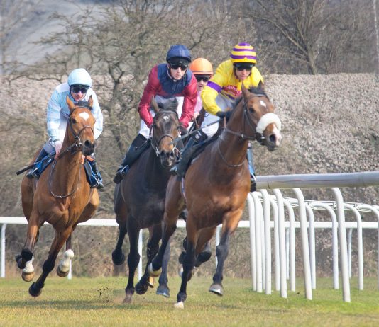 Amazing Red completes fromthehorsesmouth.info 270-1 treble at Newmarket