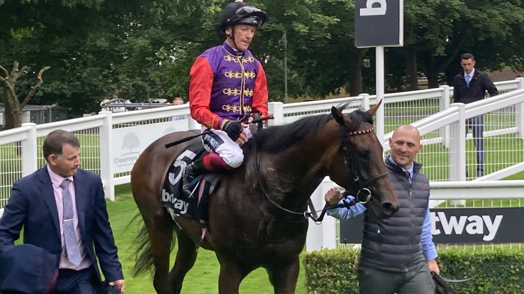 Dettori sporting the Queen's colours on Reach For The Moon!