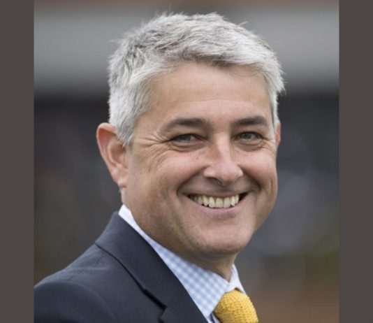 Robert Cowell saddled Show Me A Sunset to victory at Wolverhampton.