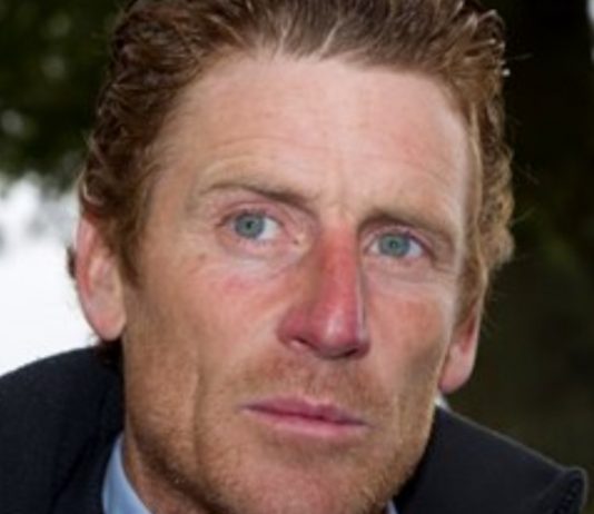 Chicago Bear completes fromthehorsesmouth.info 231-1 Curragh accumulator Johnny Murtagh saddled Chicago Bear to complete fromthehorsesmouth.info 231-1 accumulator.